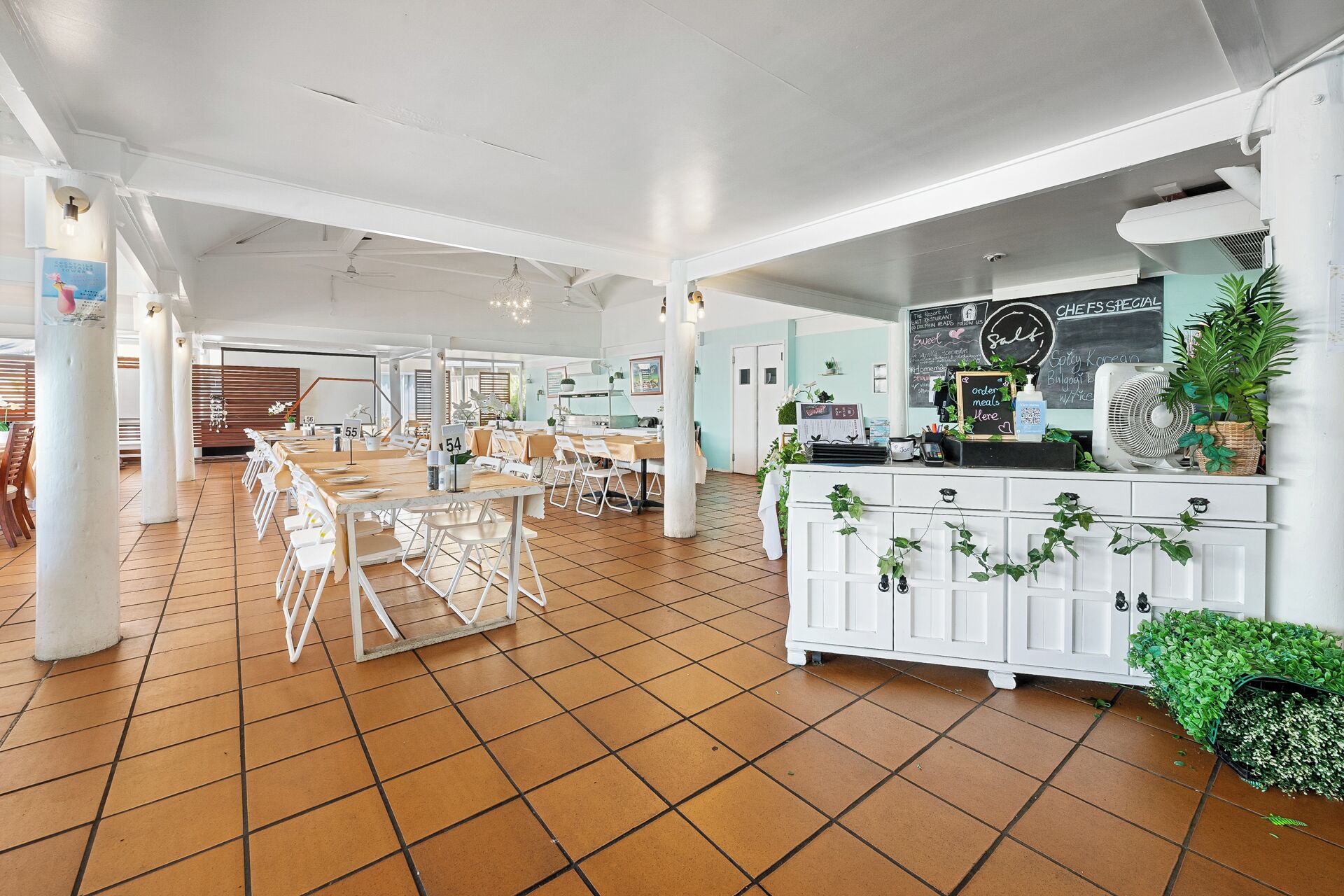 Déjeuner, dîner, souper et brunch servis sur place