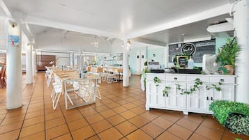 Der serveres morgenmad, frokost, aftensmad og brunch