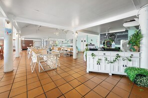 Breakfast, lunch, dinner and brunch served  - The Resort @ Dolphin Heads (Dolphin Heads)