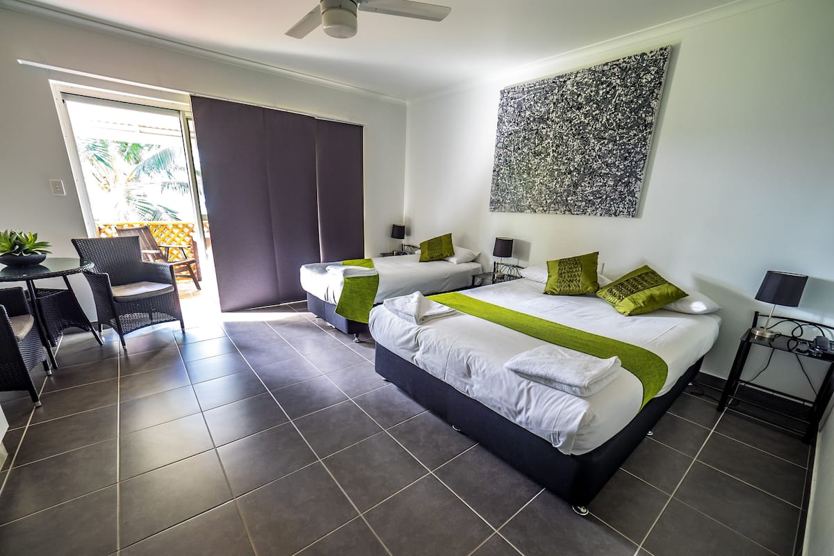 Una habitación de hotel moderna con una cama grande, un escritorio y una silla.