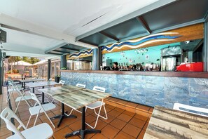 Bar ved bassenget