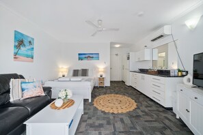 Flat-screen TV, DVD player - The Resort @ Dolphin Heads (Dolphin Heads)