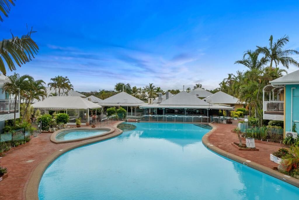 3 piscinas al aire libre, sombrillas, sillones reclinables de piscina