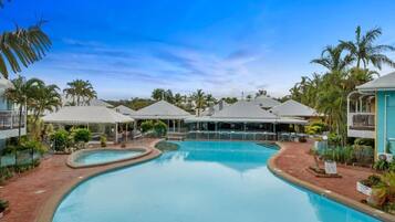 3 piscinas al aire libre, sombrillas, sillones reclinables de piscina