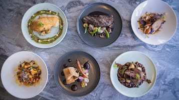 Frukost och lunch serveras, med utsikt mot poolen