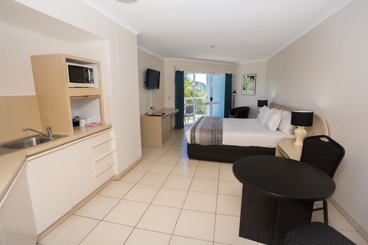 executive room, non smoking, balcony | iron/ironing board, cots/infant beds, free wifi, bed sheets