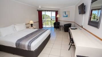 Habitación estándar, 1 cama de matrimonio | Tabla de planchar con plancha, cunas (de pago), wifi gratis