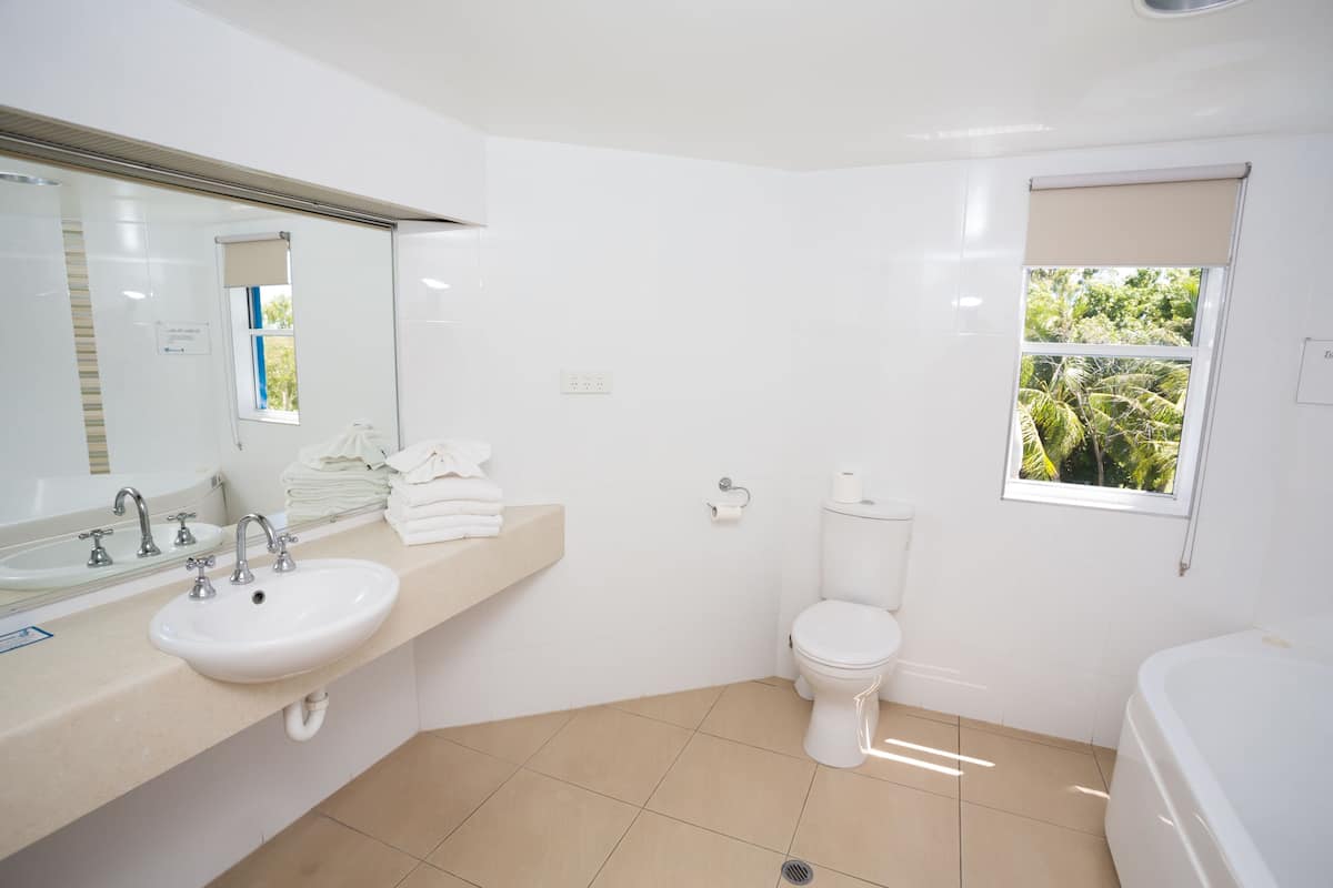 executive room, non smoking, balcony | bathroom | hair dryer, towels