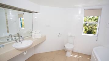 Ein modernes Badezimmer mit Waschbecken, Toilette und Badewanne.
