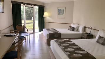 Standard tvåbäddsrum - 2 dubbelsängar (Pacific Room) | Strykjärn/strykbräda, barnsängar, gratis wi-fi och sängkläder