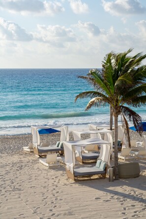 Frigobar (abastecido com itens grátis), cofres nos quartos, escrivaninha