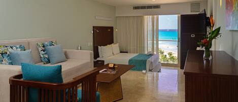 Studio | Free minibar, in-room safe, desk, iron/ironing board