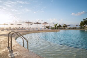 Piscina all'aperto, ombrelloni da piscina, lettini