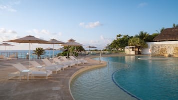 Minibar con artículos gratuitos y caja de seguridad en la habitación