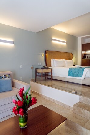 Minibar con artículos gratuitos y caja de seguridad en la habitación 