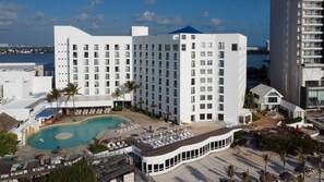 Et moderne hotel med swimmingpool, flere etager og havudsigt.