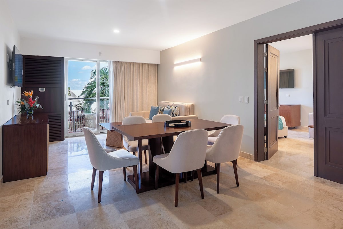 Habitación familiar, vista a la laguna | Artículos del minibar gratis y caja de seguridad en la habitación