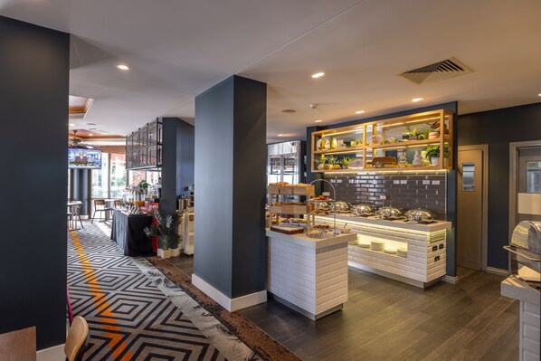 Petit déjeuner buffet (22 AUD par personne)