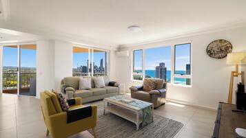 Deluxe Apartment, 3 Bedrooms | Ruang tamu | 32 inci televisyen dengan kabel, pemain DVD