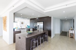 Deluxe appartement, 3 slaapkamers | Privékeuken | Een koelkast/vriezer, een magnetron, een kookplaat, een vaatwasser