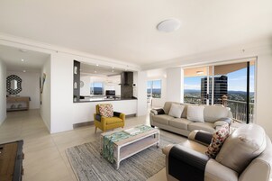 Apartamento Deluxe, 3 habitaciones | Zona de estar | Televisión de 32 pulgadas con canales por cable, un reproductor de DVD