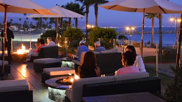 2 bars/lounges, poolside bar