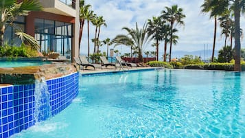 Una piscina techada, una piscina al aire libre