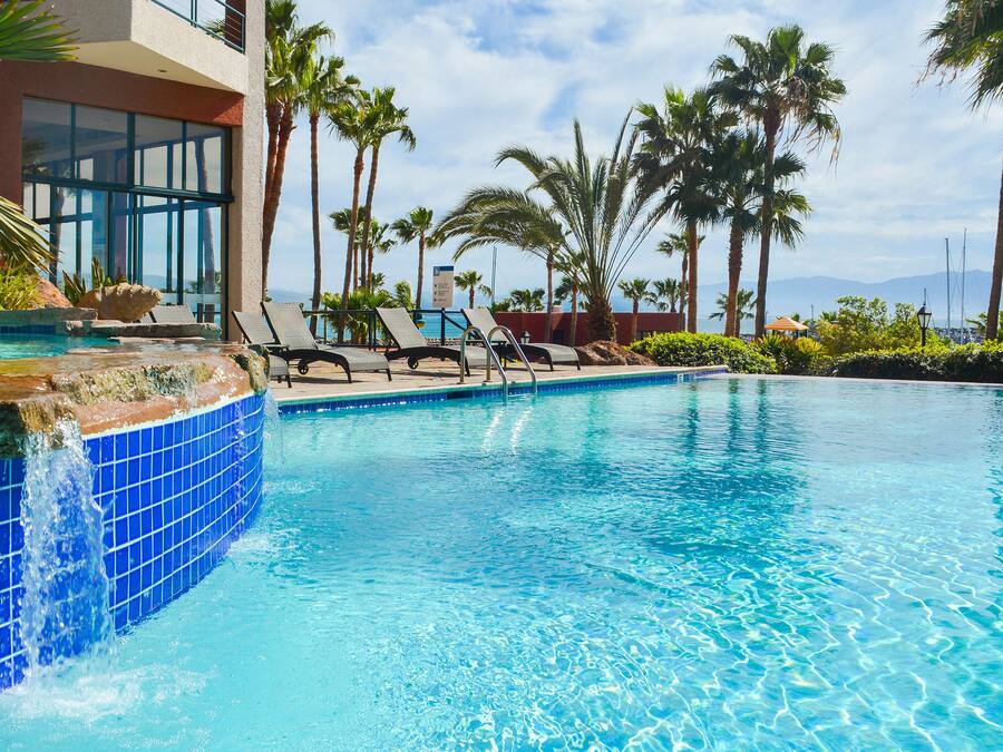 Sisäuima-allas ja 2 ulkouima-allasta avoinna 10.00–21.00, aurinkovarjoja