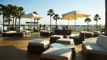 2 bars, bar en bord de piscine