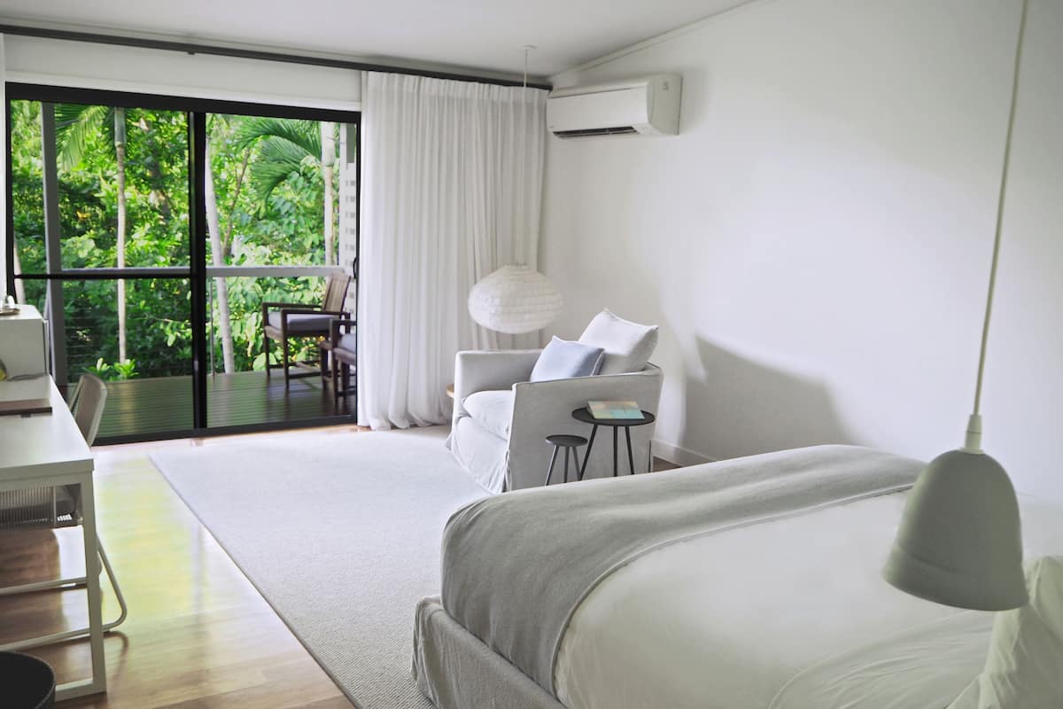 Deluxe Room, 1 King Bed | Premium bedding, free minibar, in-room safe, iron/ironing board