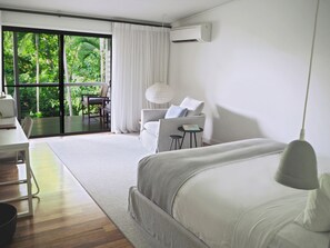 Deluxe Room, 1 King Bed | Premium bedding, free minibar, in-room safe, iron/ironing board