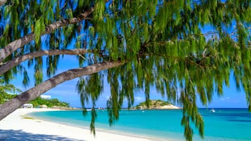 Plage privée, sable blanc, chaises longues, parasols