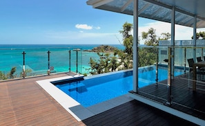 Piscine extérieure, parasols de plage