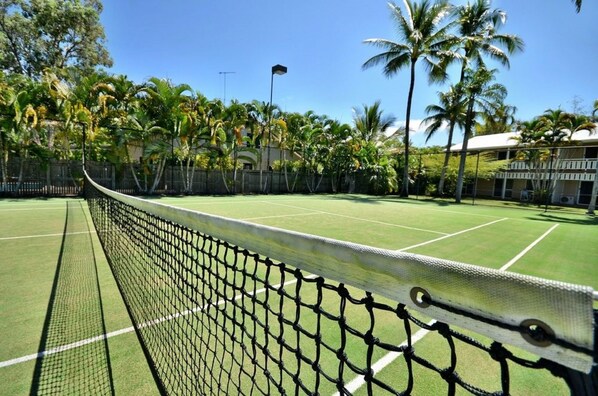 Tennis court - Nimrod Resort Apartments (Port Douglas)