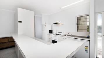 Apartemen Standar, 3 kamar tidur, area taman | Dapur pribadi | Lemari es besar, microwave, kompor, dan ketel listrik