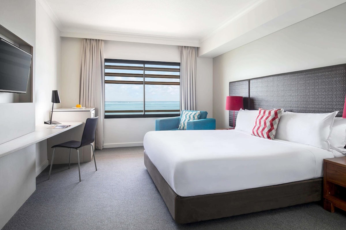 Rum - utsikt mot hamnen | Individuell inredning, unika möbler, skrivbord och ljudisolering