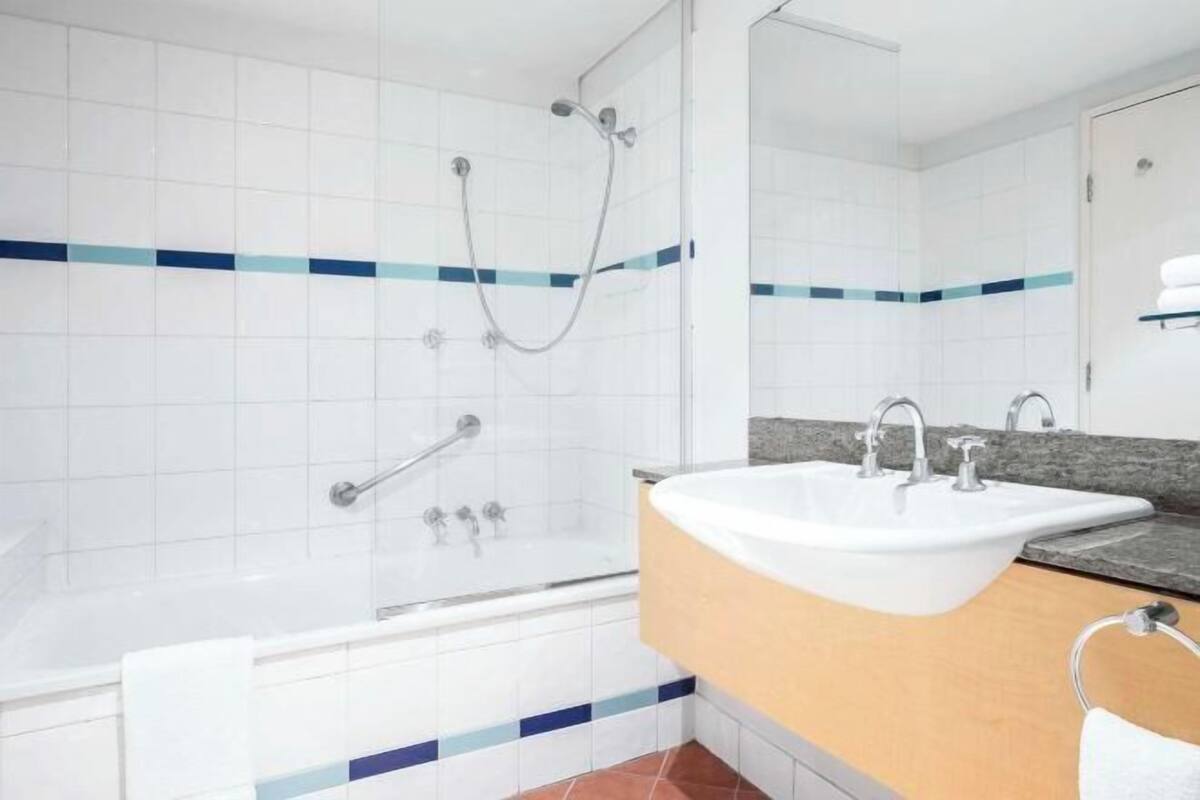 Un baño moderno con bañera, lavamanos y ducha.