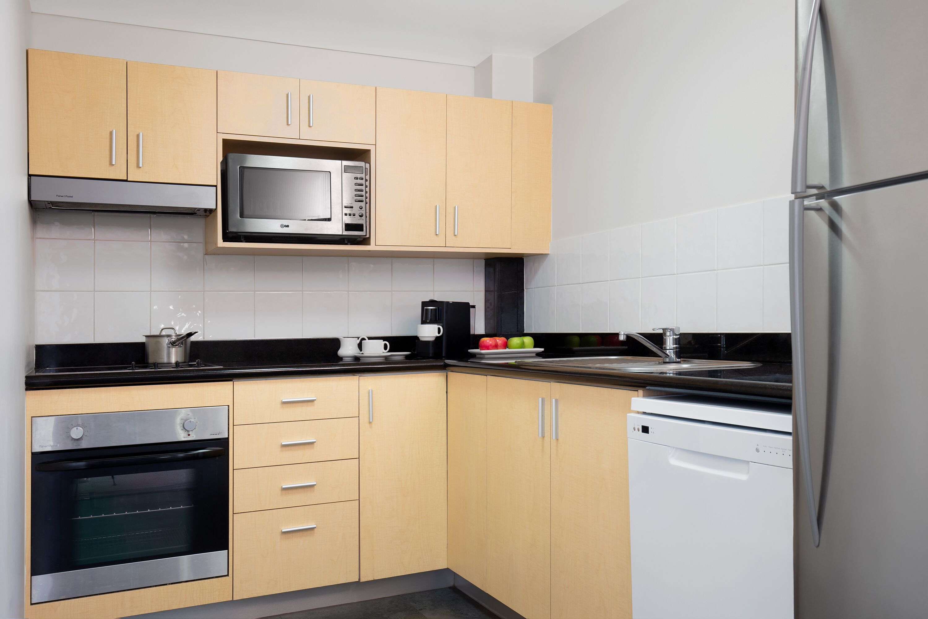 fridge, coffee/tea maker