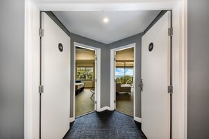 Un pasillo con dos puertas que dan a habitaciones, cada una identificada con un número.