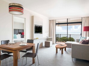 Departamento, 1 habitación, vista al puerto | Decoración personalizada, muebles diferentes y escritorio 