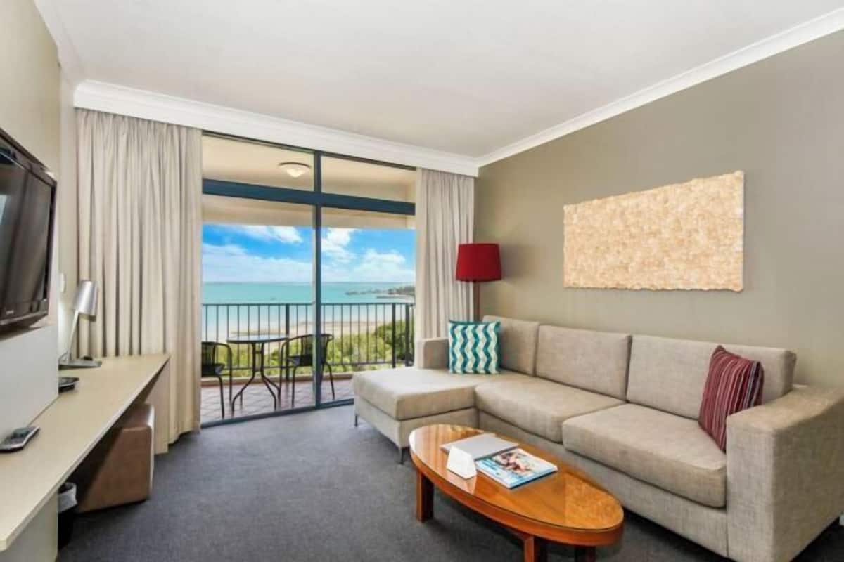 Living area | Flat-screen TV