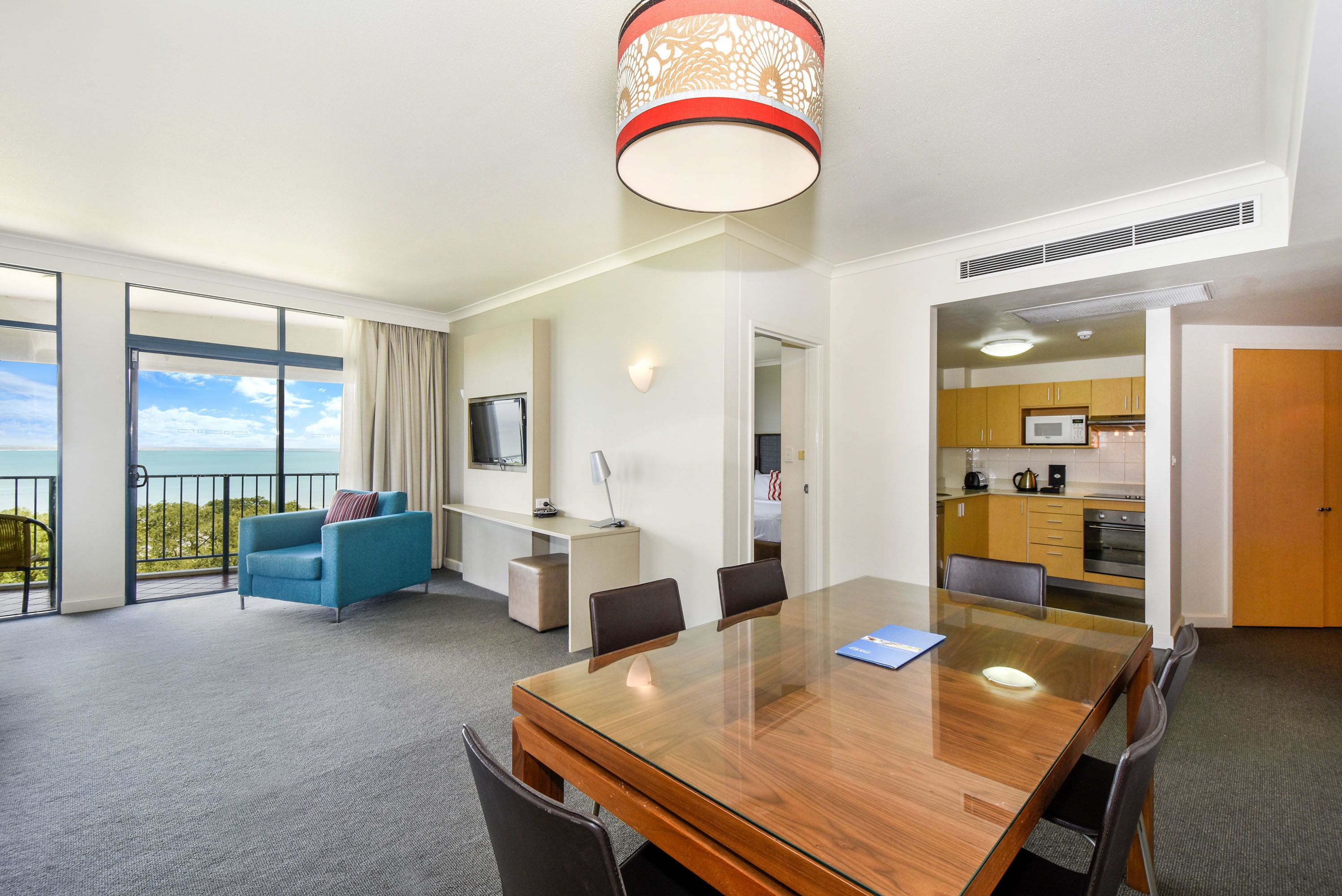 fridge, coffee/tea maker