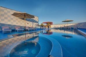 Outdoor pool - Comfort Inn Hotel (Dubai)