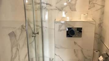 Chambre Double premier prix | Salle de bain | Douche, articles de toilette gratuits, sèche-cheveux