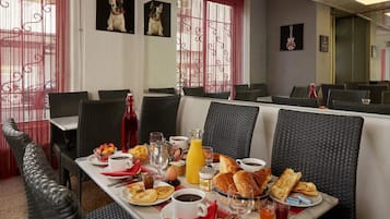 Petit déjeuner buffet (9.80 EUR par personne)
