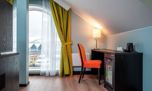 Business Room, Non Smoking | 1 bedroom, minibar, desk, soundproofing