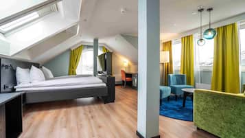 Business Room, Non Smoking | Minibar, desk, soundproofing, iron/ironing board