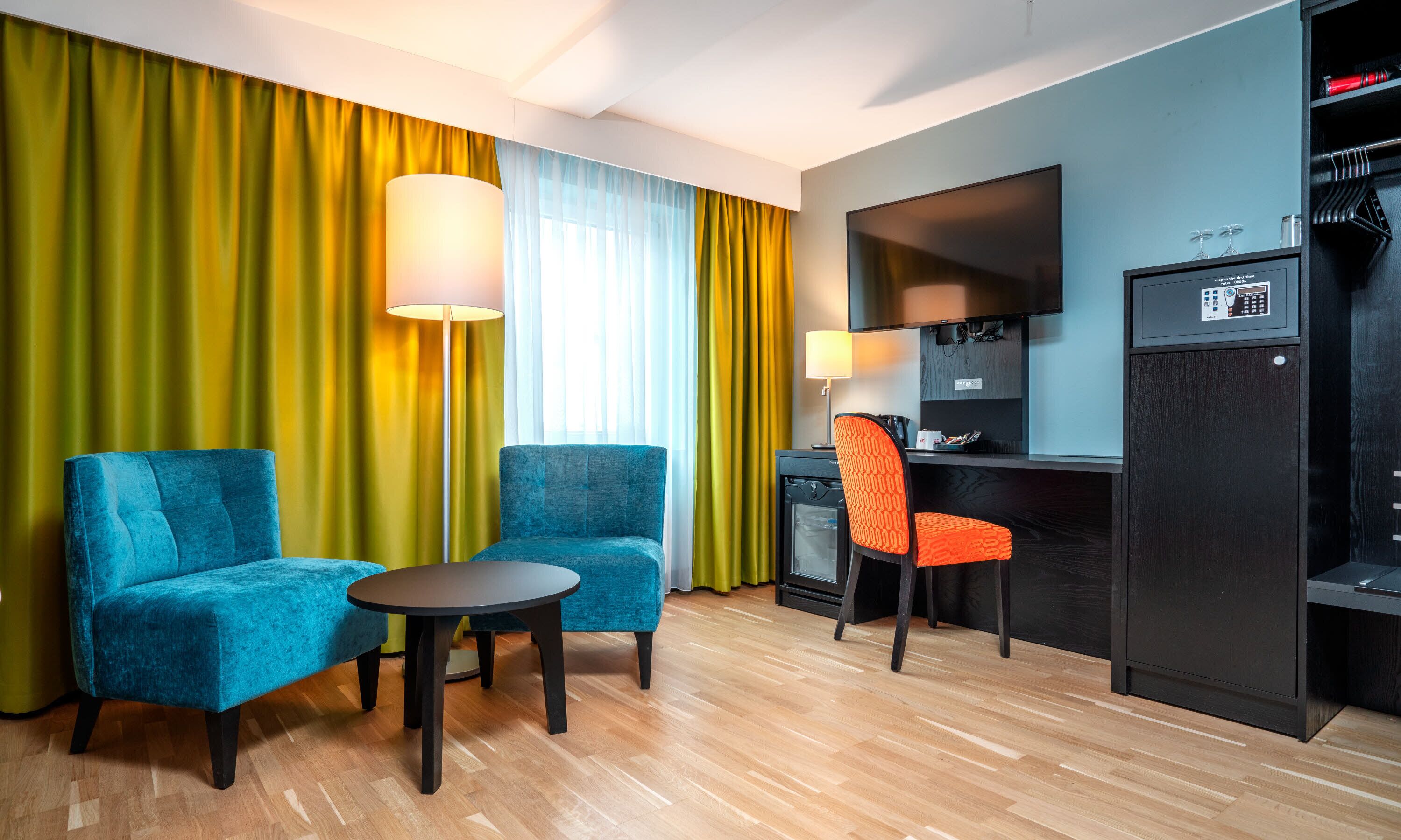 standard double room, non smoking | living area | tv, pay films