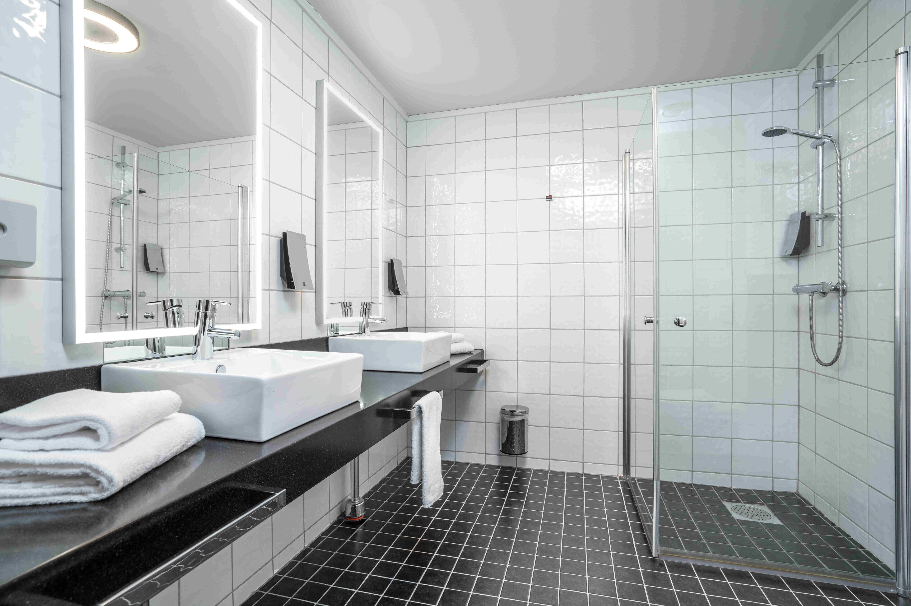 business room, non smoking | bathroom | combined shower/bathtub, eco-friendly toiletries, hair dryer, towels