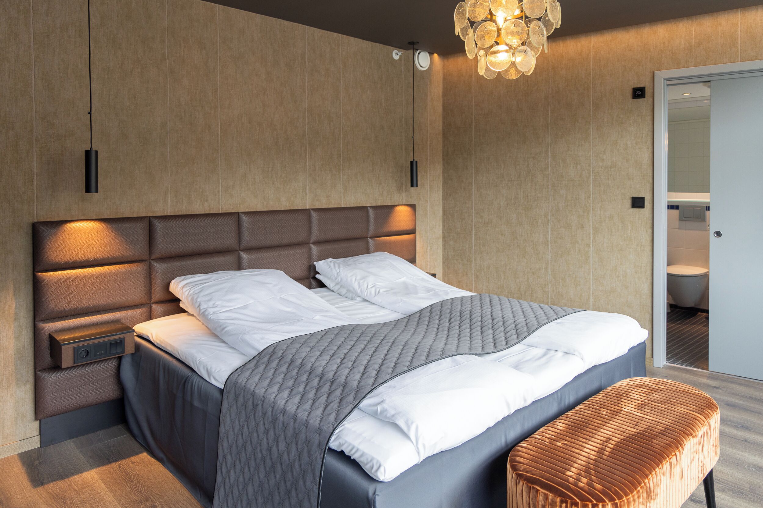 Suite, no fumadores | Escritorio y espacio para trabajar con un portátil